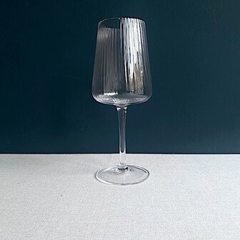 Ray red wine glass