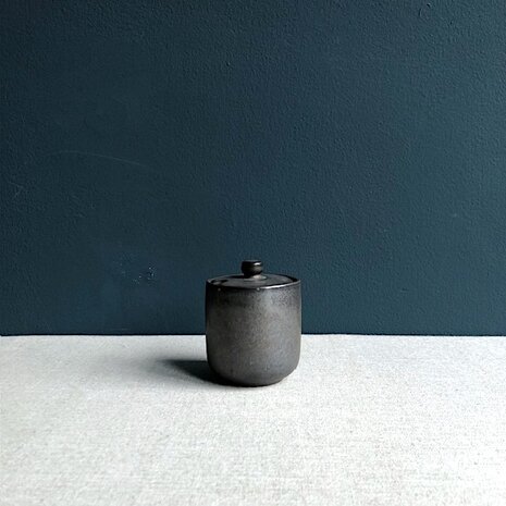 Anvil lidded pot [RENTAL]